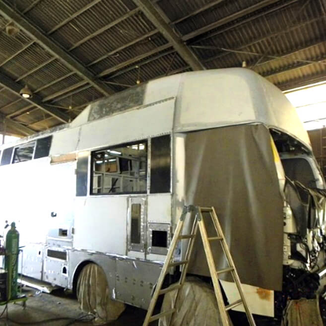 工場内で製作中の特注大型車両の金属ボディフレーム
