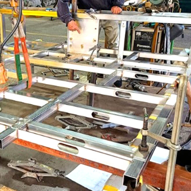 ステンレス製フレーム構造の溶接・組立作業の様子