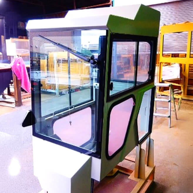 白と緑の運転キャビン