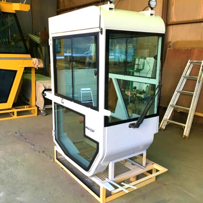 小型クレーンや高所作業車用の白い運転キャビン