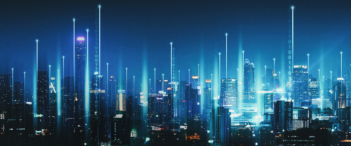 夜景に浮かぶスマートシティとデジタル通信をイメージしたビジュアル