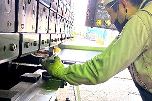 高精度プレス加工を行う株式会社森下の技術者の作業現場